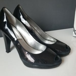 Tahari black leather pump